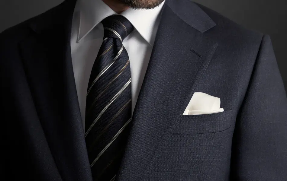 Nærbilde fra halsen og ned av en mann i dress