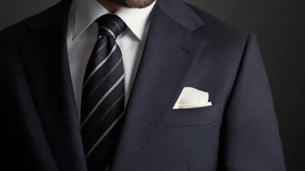 Nærbilde fra halsen og ned av en mann i dress