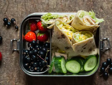 matpakke med fylte lomper, grønnsaker og bær