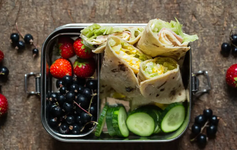 matpakke med fylte lomper, grønnsaker og bær
