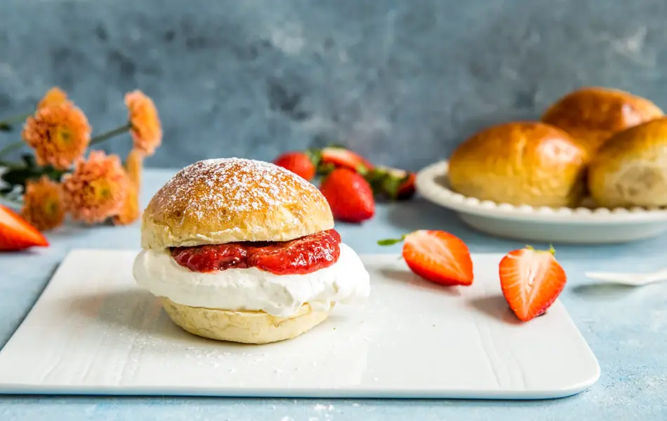 Fastelvensbolle på et fat med jordbær rundt