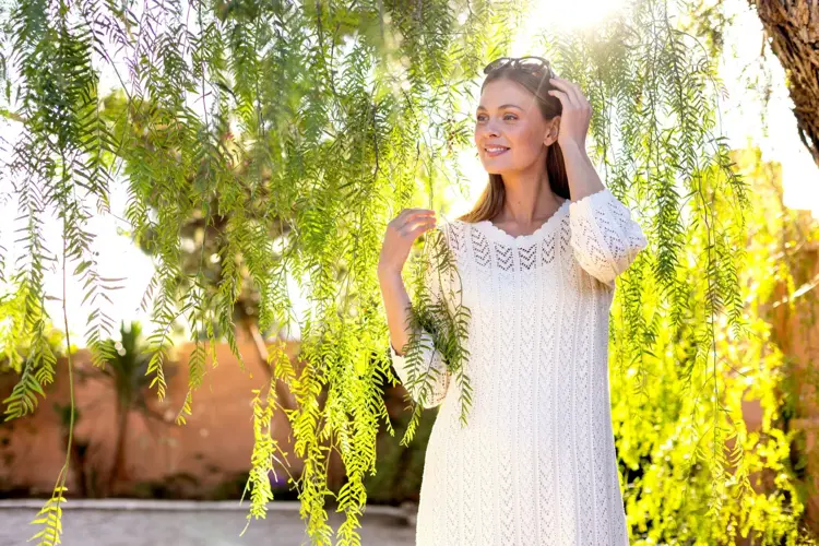 Vårbilde med dame i hvit kjole