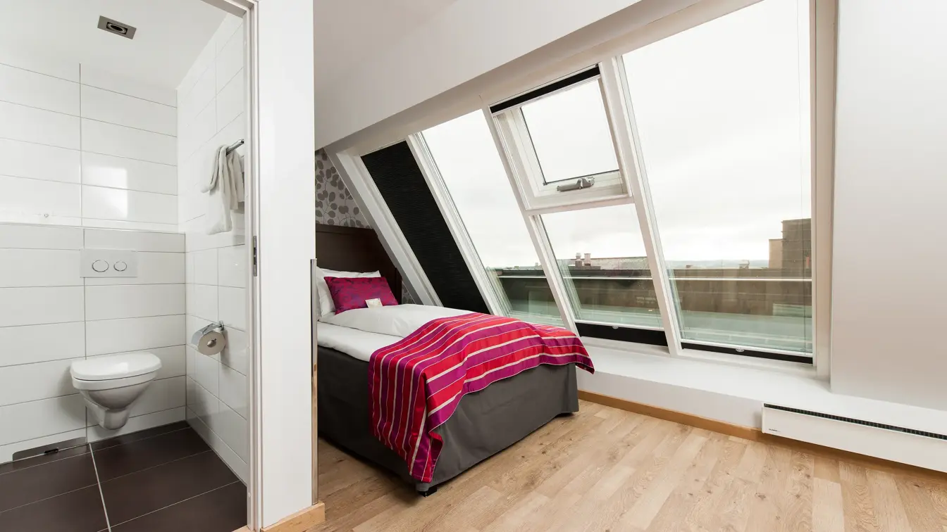 Skråtak vinduer, enkeltseng, bad, toalett, vask, dusj, parkettgulv. 