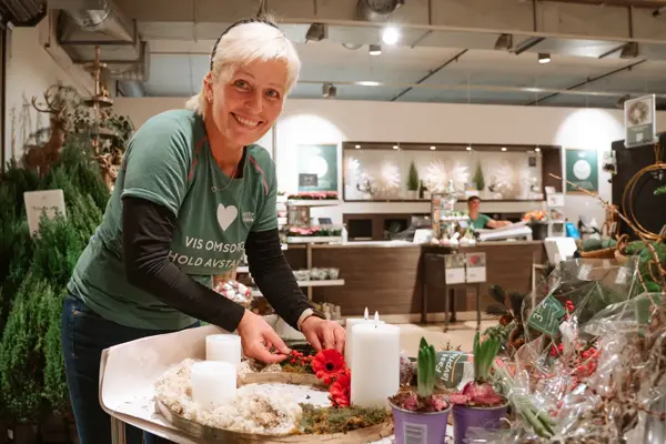 ansatt lager bordpynt av blomster, mose og bær