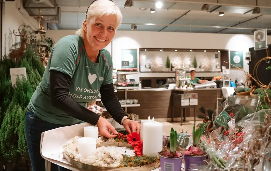 ansatt lager bordpynt av blomster, mose og bær