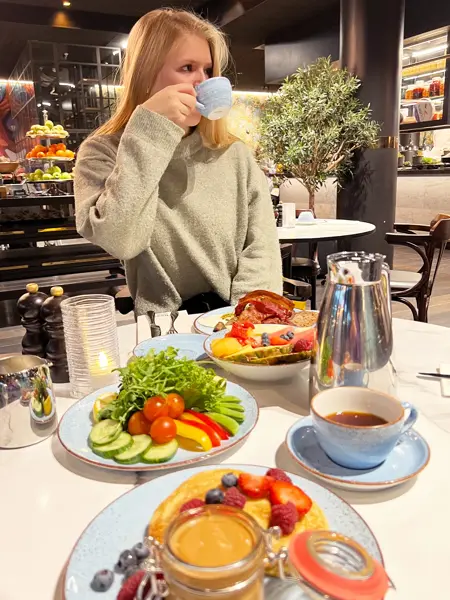 Dame som spiser frokost