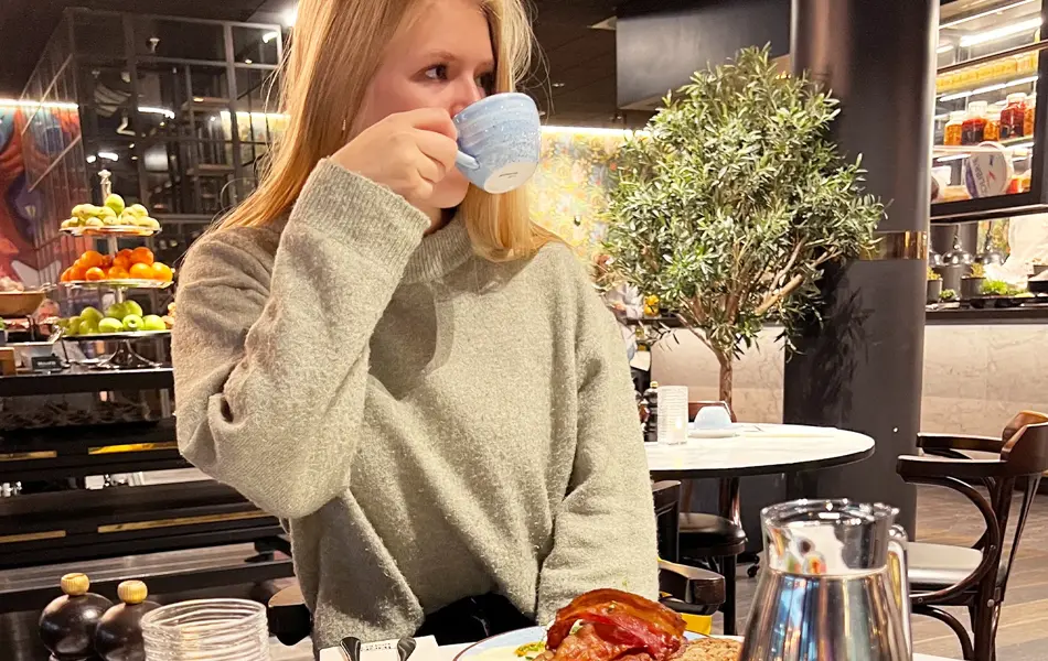 Dame som spiser frokost