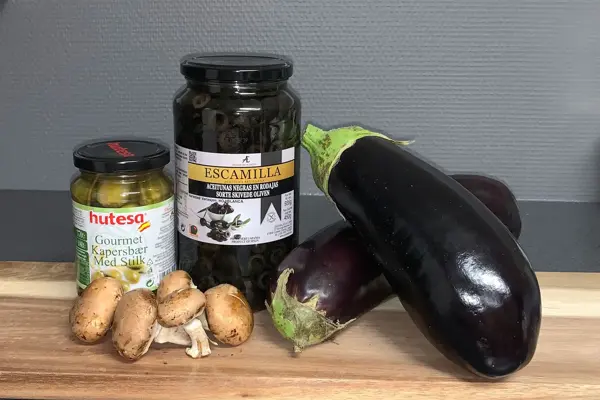 grønnsaker og andre ingredienser til middelhavsgryte