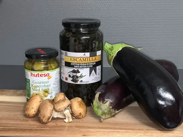 grønnsaker og andre ingredienser til middelhavsgryte