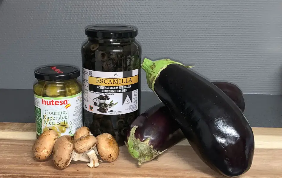 grønnsaker og andre ingredienser til middelhavsgryte