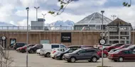 Thon Senter Pyramiden fasade, med parkeringsplass og logo på vegg.