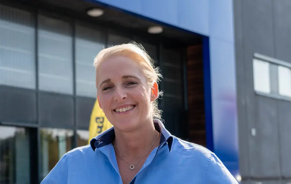 en ansatt utenfor inngangen til jysk