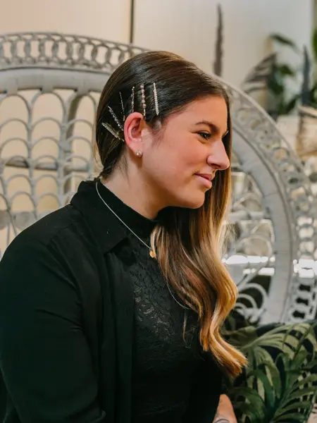 Dame med hår stylet og spenner i håret