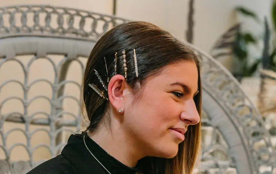 Dame med hår stylet og spenner i håret