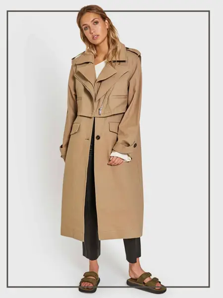 Dame i trenchcoat