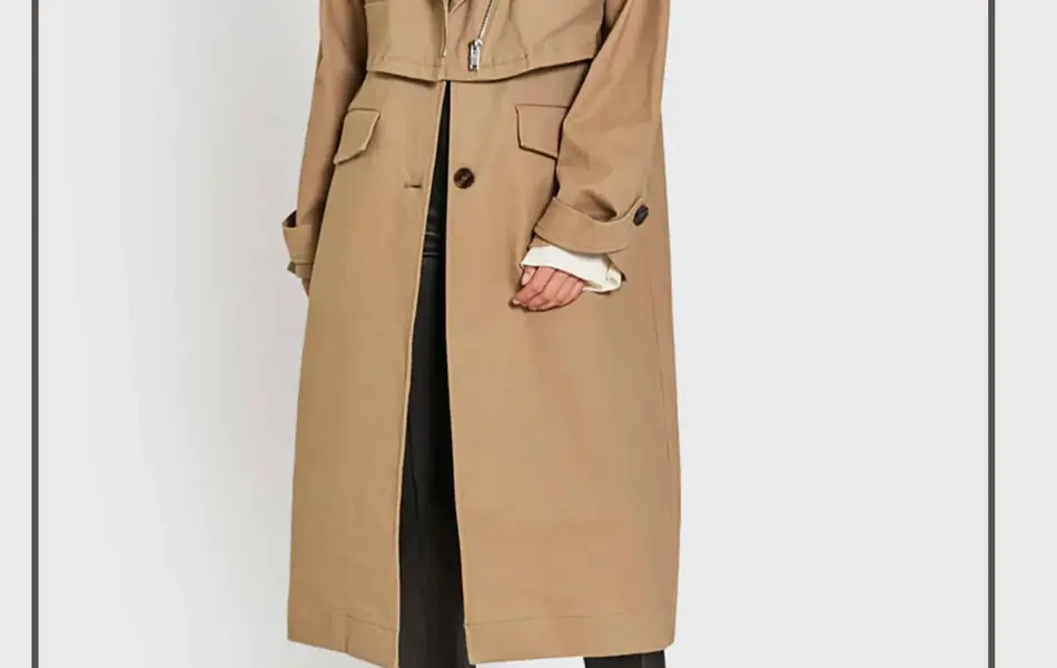 Dame i trenchcoat
