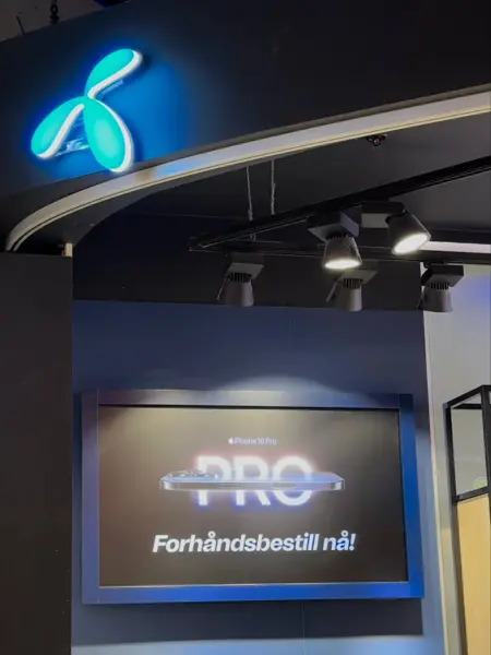 Bilde av tv-skjerm i Telenorbutikken som viser en iPhone-reklame