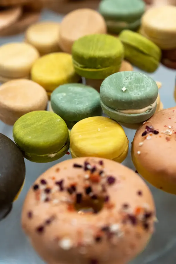 Dyrego Donut 35 Ostekake 35 Makron 25 obs til hunder-1.jpg
