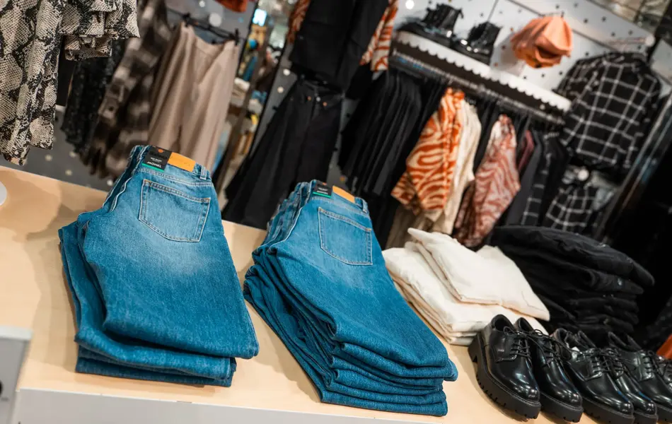 jeans og sko på bord