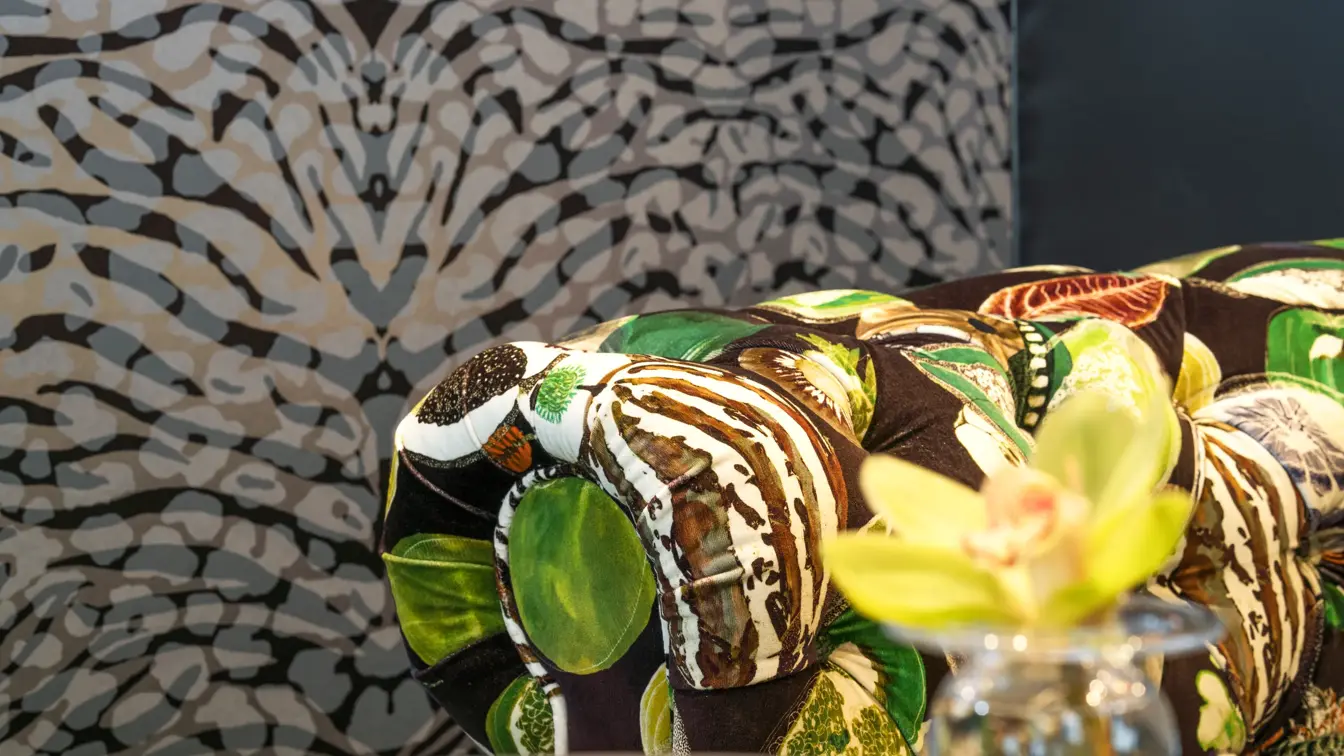 Detaljbilde av orkide og mønstret sofa og mønstret tapet på Thon Hotel Stavanger midt i Stavanger sentrum