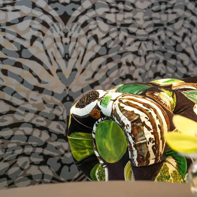 Detaljbilde av orkide og mønstret sofa og mønstret tapet på Thon Hotel Stavanger midt i Stavanger sentrum