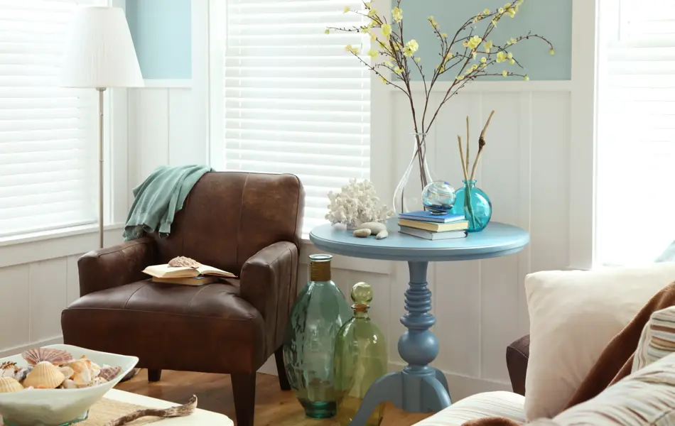 stue i pastell med maritime innslag som skjell og korall