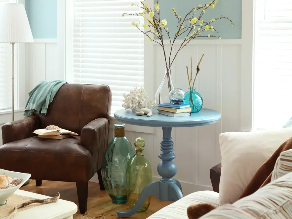 stue i pastell med maritime innslag som skjell og korall