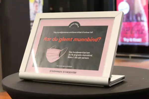 Bilde av skilt på bord