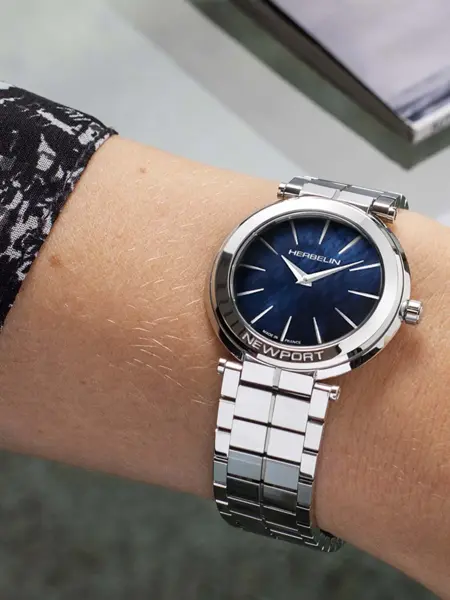 Håndledd med sølvklokke