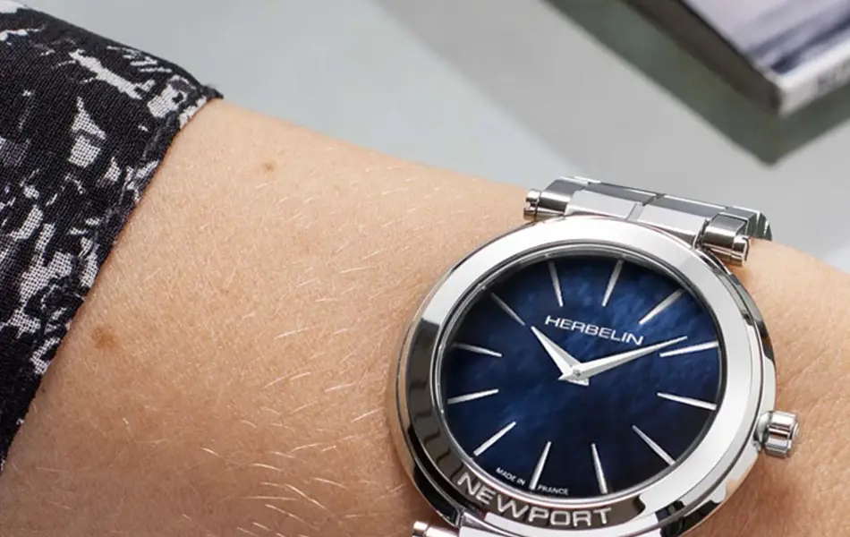 Håndledd med sølvklokke