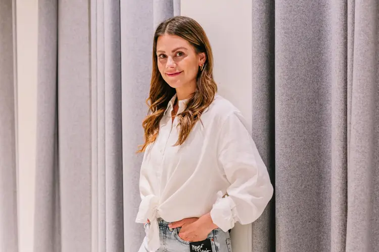 Dame som har på seg lyse jeans og hvit linskjorte