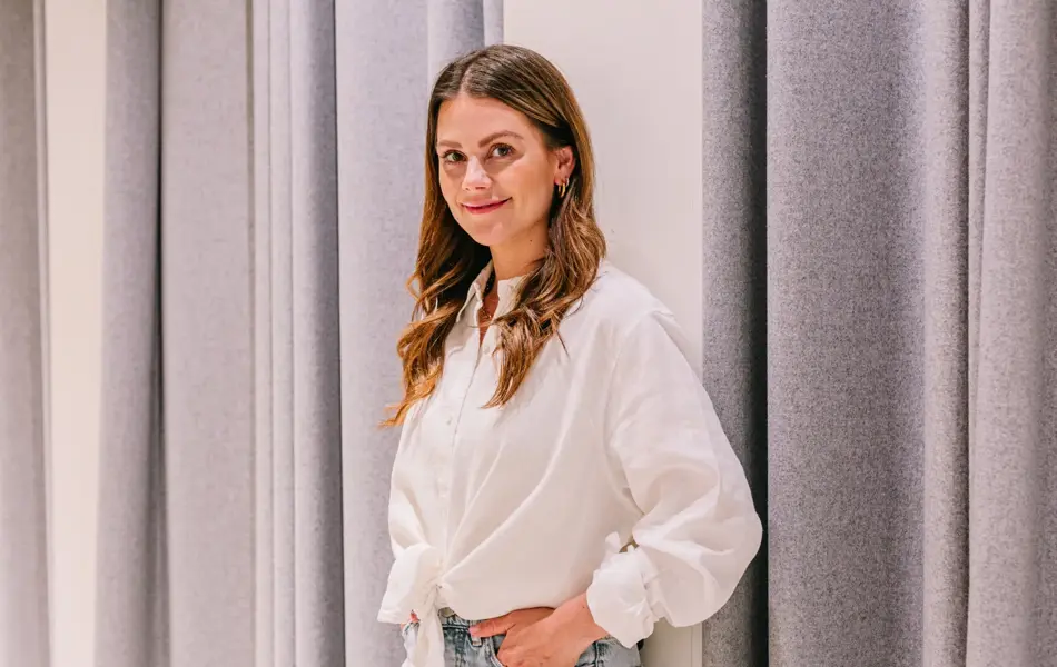 Dame som har på seg lyse jeans og hvit linskjorte