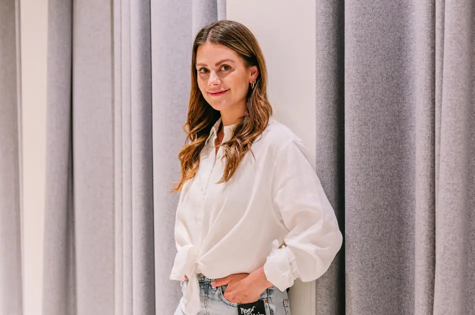 Dame som har på seg lyse jeans og hvit linskjorte