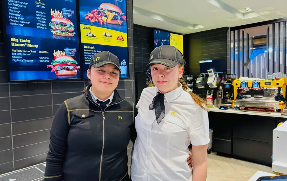 To som holder rundt hverandre som smiler til hverandre