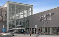 Thon Senter Steinskjer fasade, inngang med logo over.