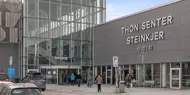 Thon Senter Steinskjer fasade, inngang med logo over.