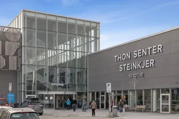 Thon Senter Steinskjer fasade, inngang med logo over.