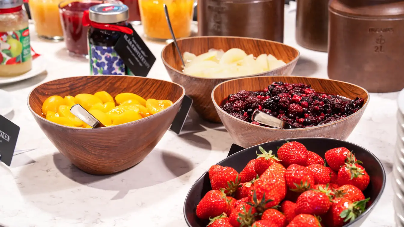 Friske bær på frokostbuffet Glassflasker med smoothie og små begre med yoghurt på Thon Hotel Arena i Lillestrøm