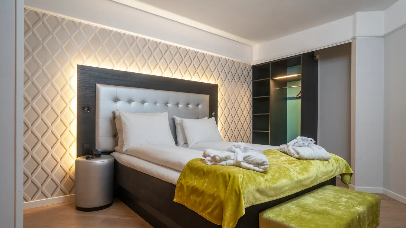 Dobbeltseng, morgenkåper, klesskap