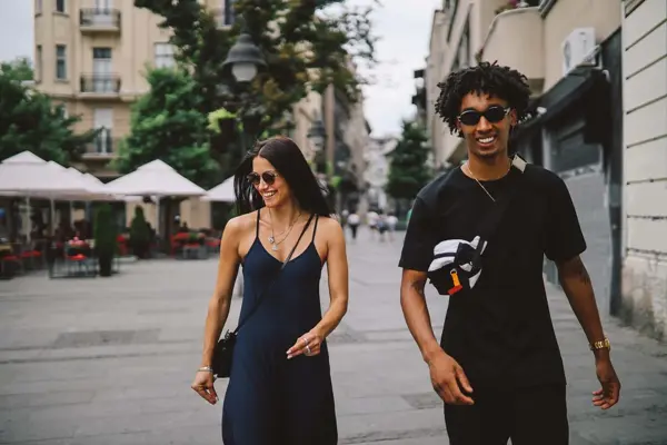 Par går gatelangs i storby 