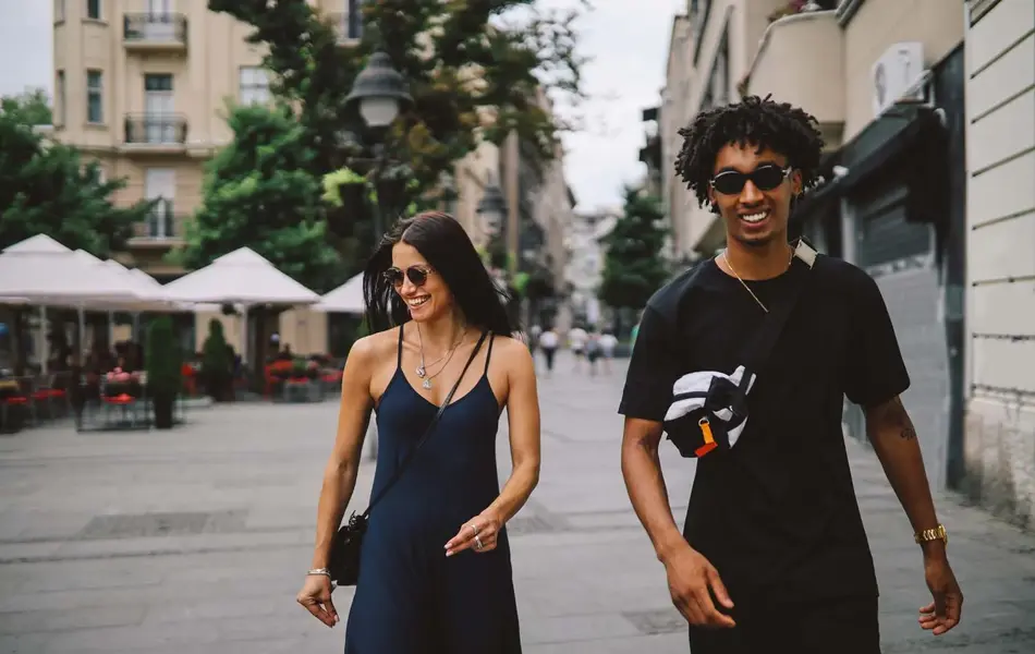 Par går gatelangs i storby 