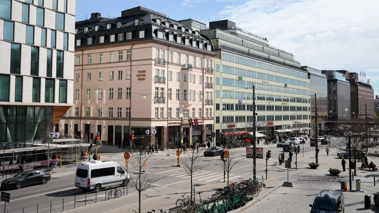 Fasaden og gaten utenfor Thon Hotel Vasa