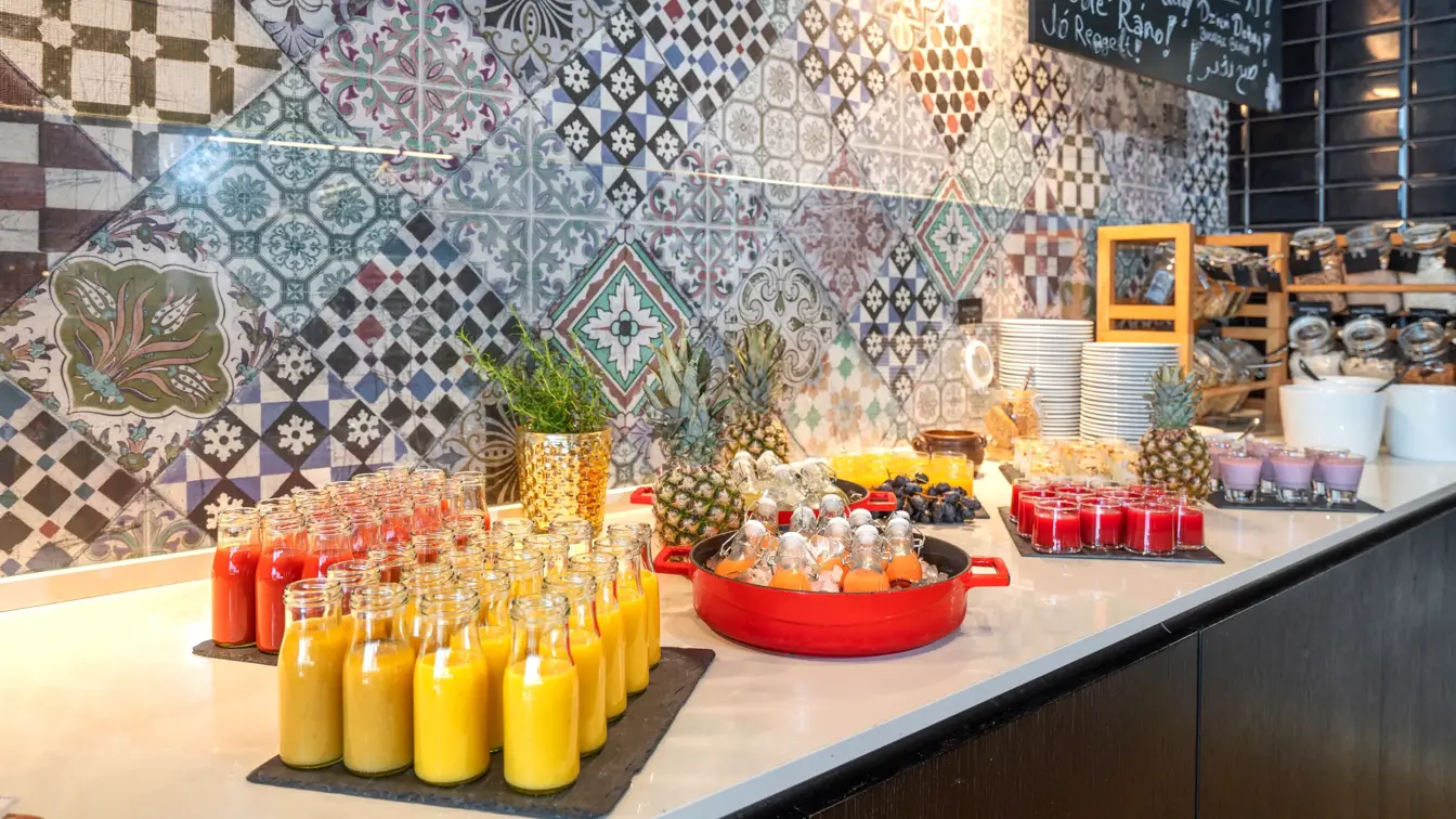 Smoothie i glassflasker og mønstrete tapet Makrell på frokostbuffet på Thon Hotel Kirkenes