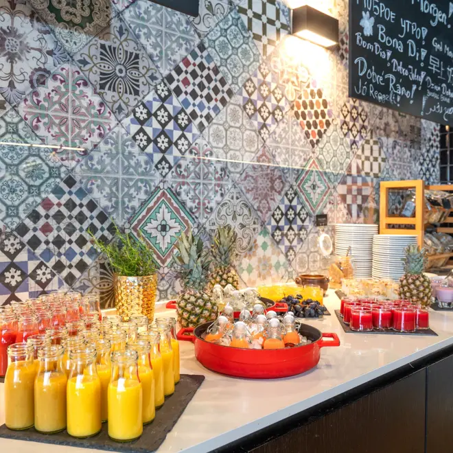 Smoothie i glassflasker og mønstrete tapet Makrell på frokostbuffet på Thon Hotel Kirkenes