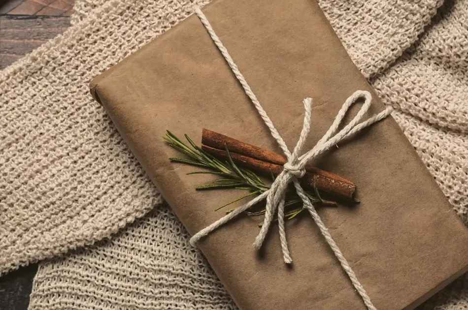 Pakke i gråpapir og dekorert med kanelstang