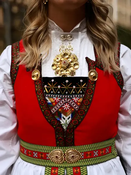 Damer i Hardangerbunad