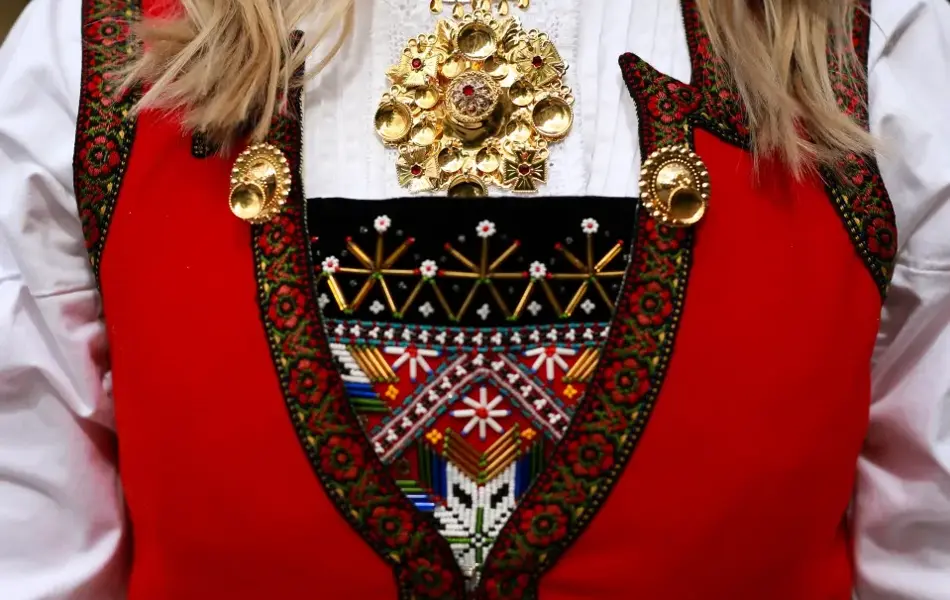 Damer i Hardangerbunad