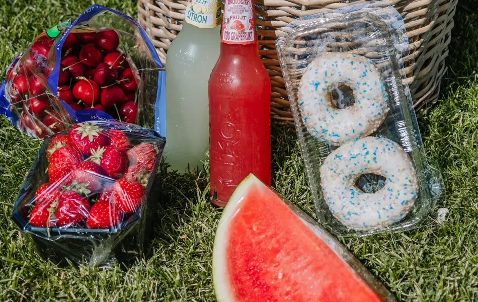 Piknikkurv på gresset