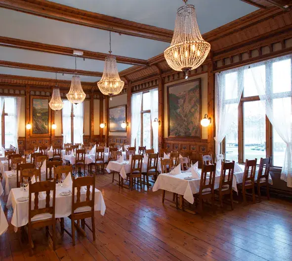 Spisesall med lyskroner og dekket bord på Thon Hotel Sandven i Nordheimsund