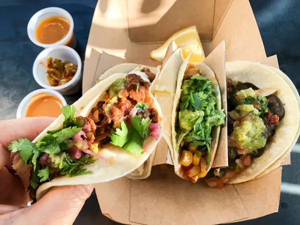 Person som holder taco